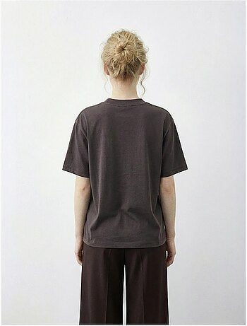 Camiseta básica de cuello redondo con detalle de accesorio lucci