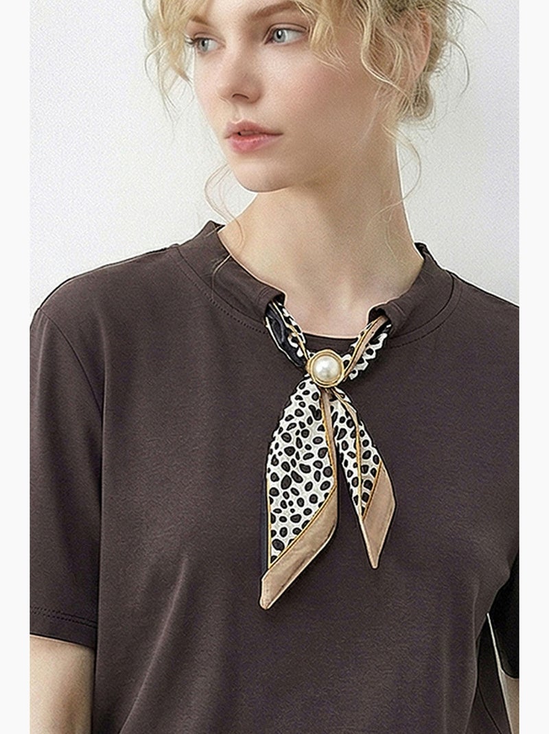 Camiseta básica de cuello redondo con detalle de accesorio lucci Marrón oscuro - Kiabi