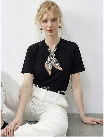 Camiseta básica de cuello redondo con detalle de accesorio lucci