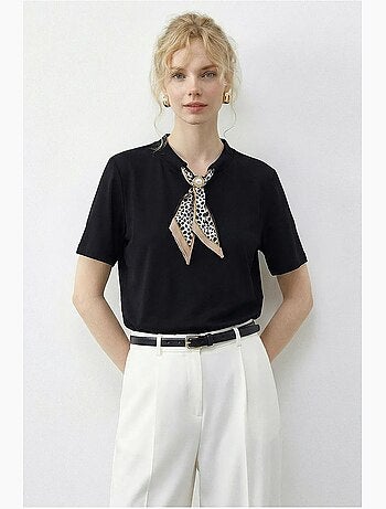 Camiseta básica de cuello redondo con detalle de accesorio lucci