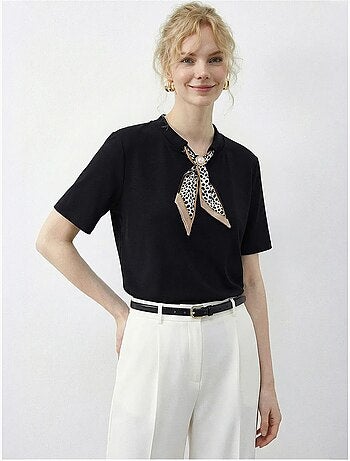 Camiseta básica de cuello redondo con detalle de accesorio lucci
