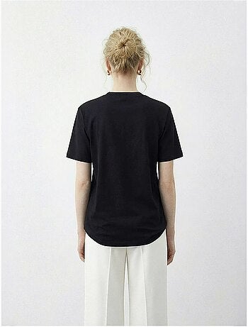 Camiseta básica de cuello redondo con detalle de accesorio lucci