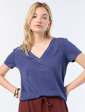 Camiseta básica de manga corta con cuello en pico