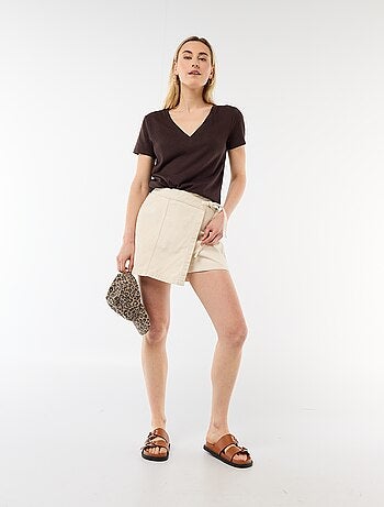 Camiseta básica de manga corta con cuello en pico