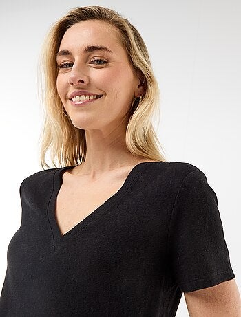 Camiseta básica de manga corta con cuello en pico