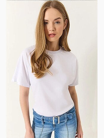 Camiseta básica de manga corta con cuello redondo y corte regular de algodón orgánico lucci