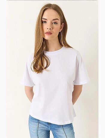 Camiseta básica de manga corta con cuello redondo y corte regular de algodón orgánico lucci