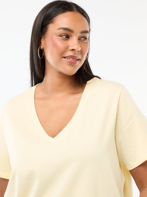 Camiseta básica de manga corta y cuello en pico - Kiabi