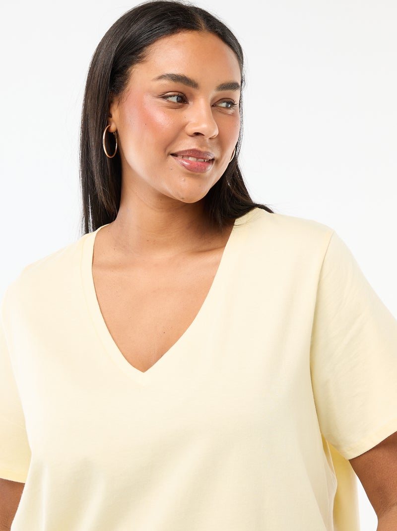 Camiseta básica de manga corta y cuello en pico Amarillo - Kiabi