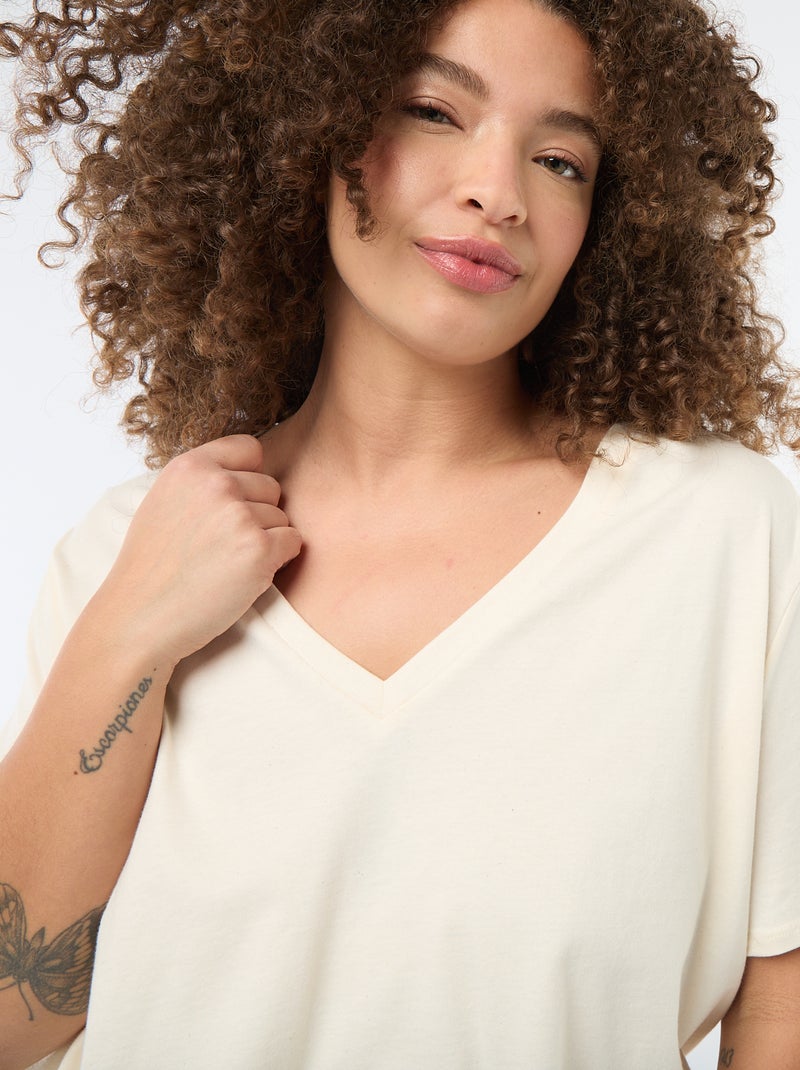 Camiseta básica de manga corta y cuello en pico Blanco - Kiabi
