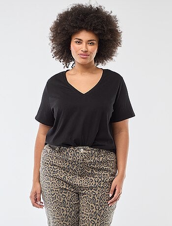 Camiseta básica de manga corta y cuello en pico