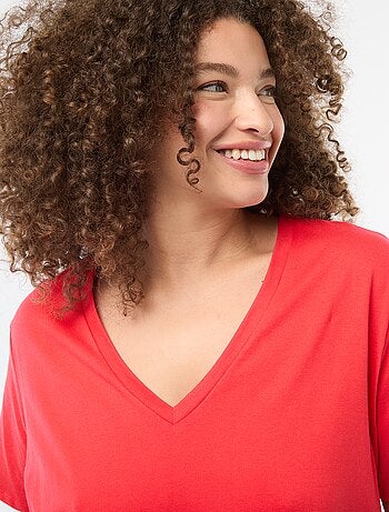 Camiseta básica de manga corta y cuello en pico