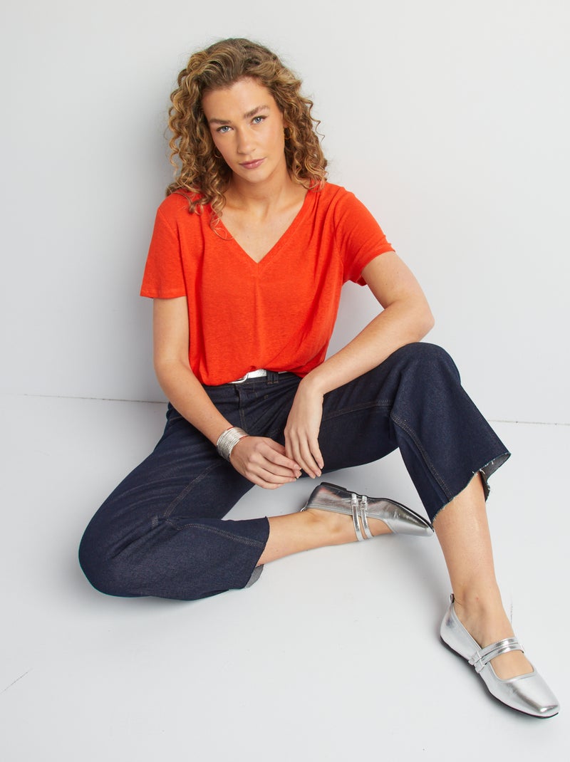 Camiseta básica de mezcla de lino con cuello de pico rojo - Kiabi