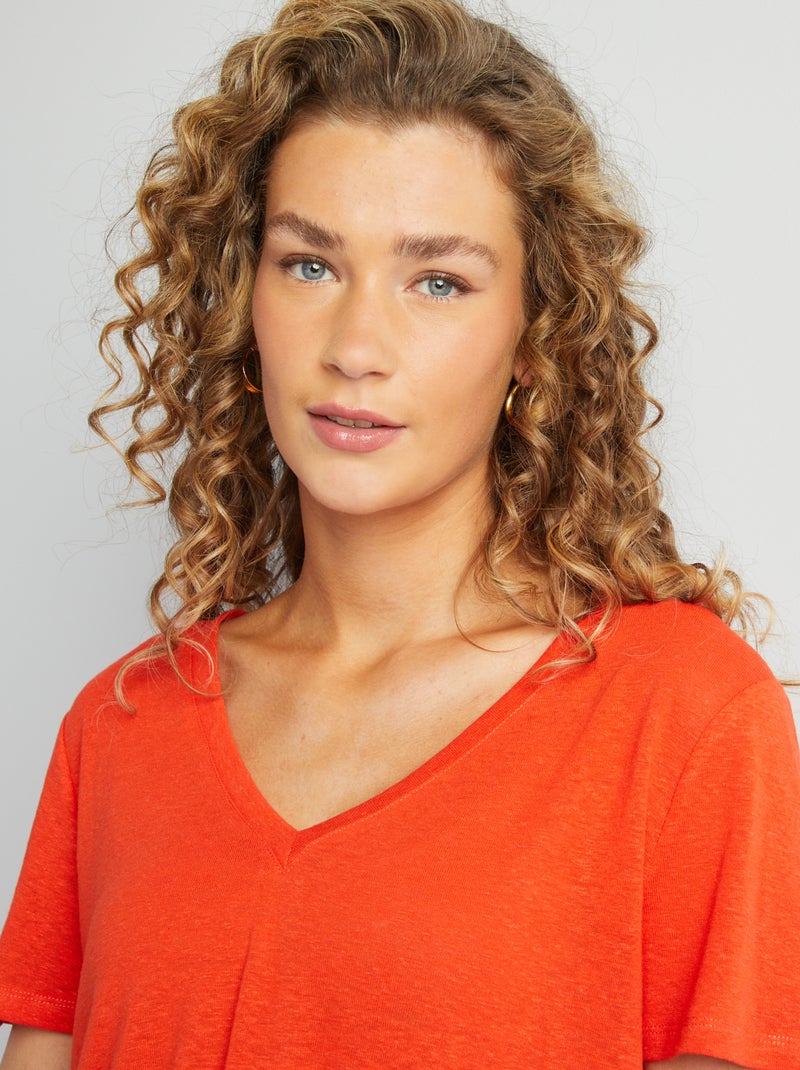 Camiseta básica de mezcla de lino con cuello de pico rojo - Kiabi