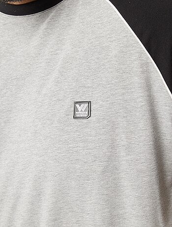 Camiseta bicolor de manga corta raglán