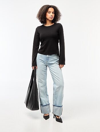 Camiseta con abertura en la parte inferior de la espalda