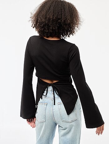 Camiseta con abertura en la parte inferior de la espalda