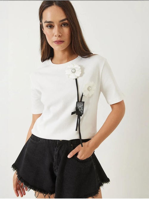 Camiseta con accesorio floral y emblema lucci - Kiabi