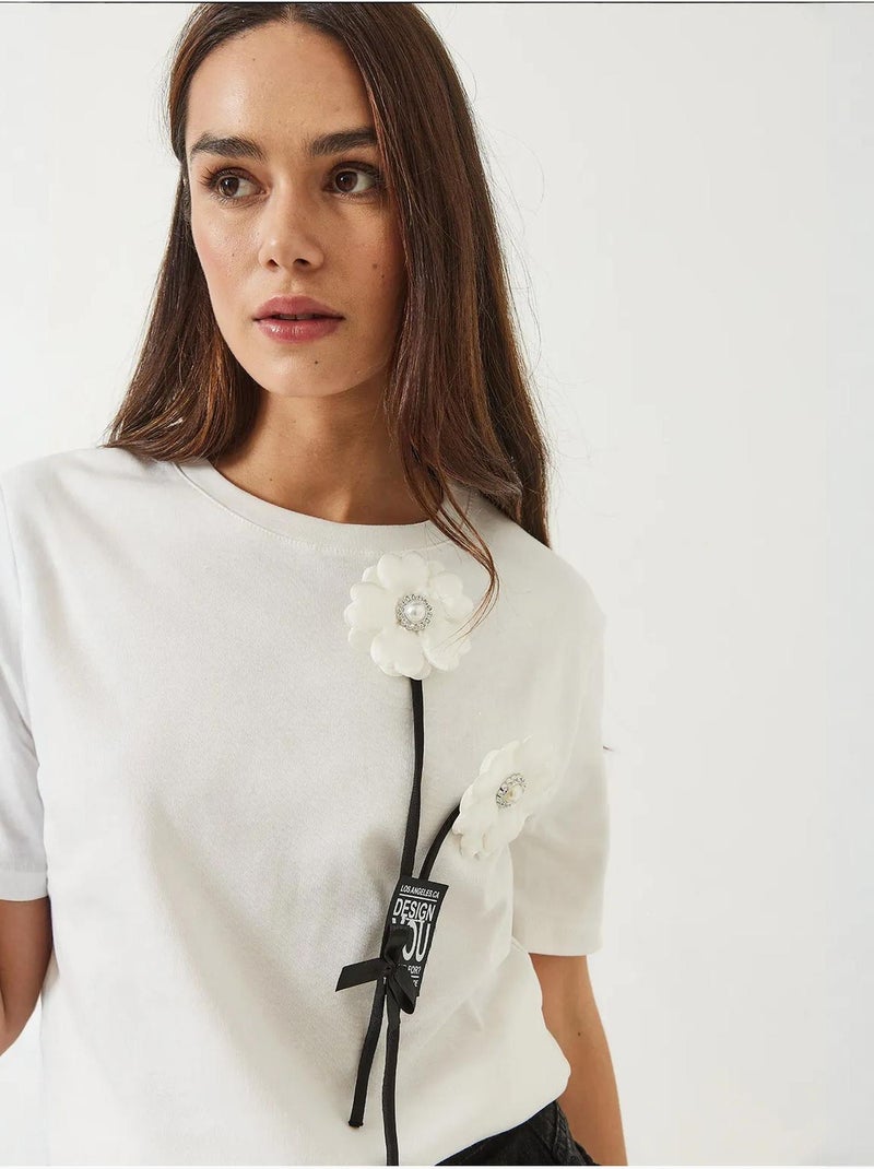 Camiseta con accesorio floral y emblema lucci Blanco - Kiabi