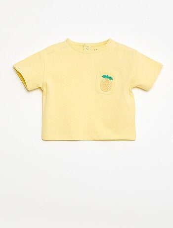 Camiseta con bolsillo fantasía y bordado