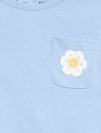 Camiseta con bolsillo fantasía y bordado