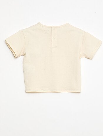 Camiseta con bolsillo fantasía y bordado