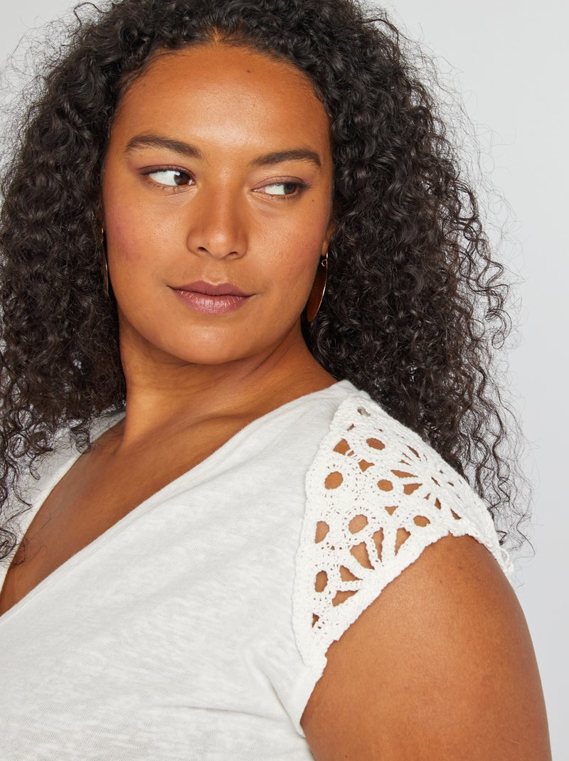 Camiseta con bordado con cuello de pico BEIGE - Kiabi