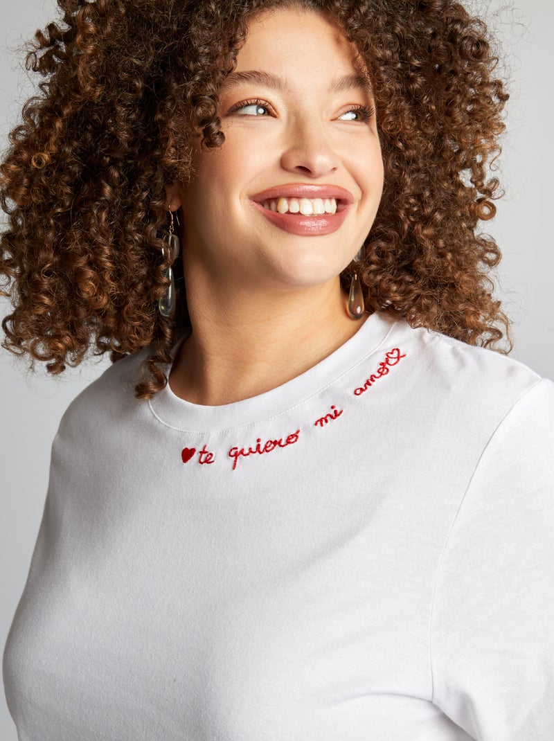 Camiseta con bordado en el cuello BLANCO - Kiabi