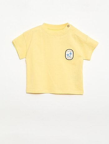 Camiseta con bordado en el pecho