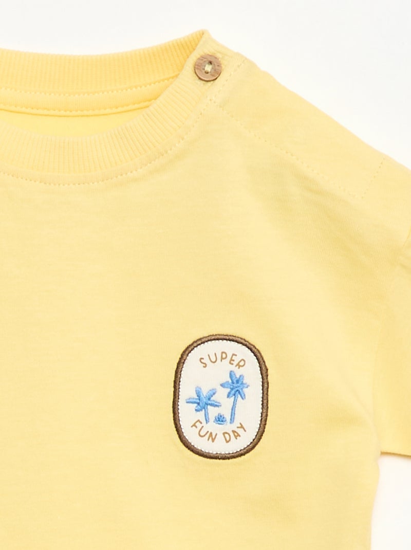 Camiseta con bordado en el pecho Amarillo - Kiabi