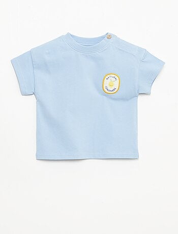 Camiseta con bordado en el pecho