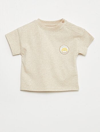 Camiseta con bordado en el pecho