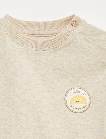 Camiseta con bordado en el pecho