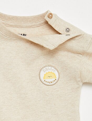 Camiseta con bordado en el pecho