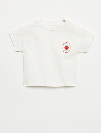 Camiseta con bordado en el pecho