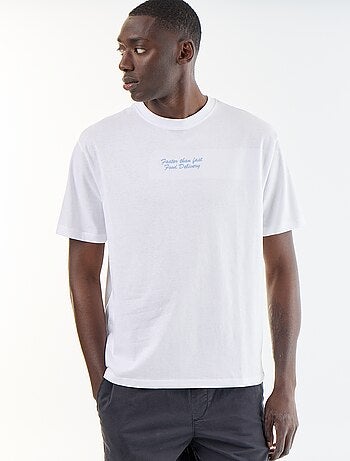 Camiseta con bordados de manga corta