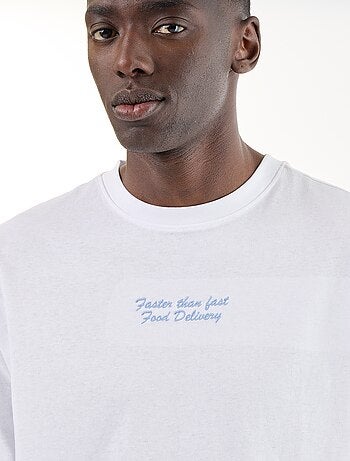 Camiseta con bordados de manga corta