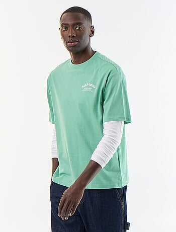 Camiseta con bordados de manga corta
