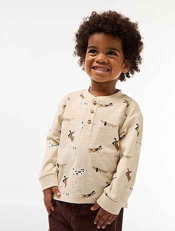 Camiseta con cuello abotonado y estampado