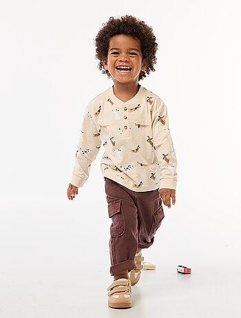 Camiseta con cuello abotonado y estampado