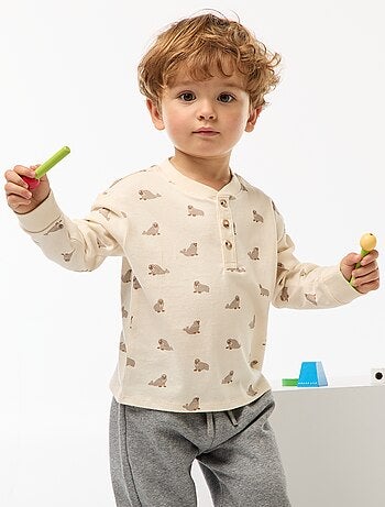 Camiseta con cuello abotonado y estampado