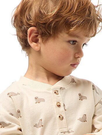 Camiseta con cuello abotonado y estampado