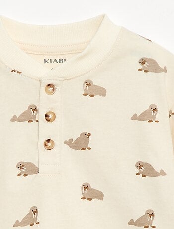 Camiseta con cuello abotonado y estampado