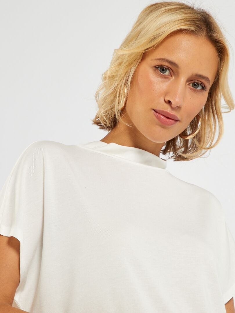 Camiseta Con Cuello Alto Blanco Kiabi 10 00 camiseta-con-cuello-alto-blanco-kiabi-10-00