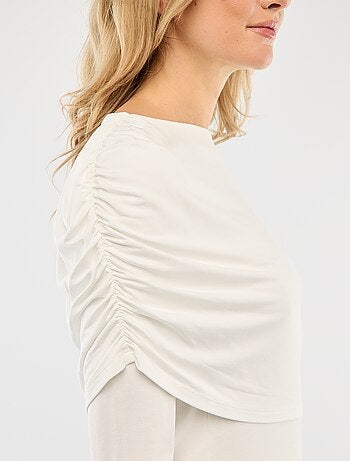 Camiseta con cuello barco drapeado