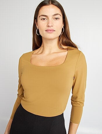 Camiseta con cuello cuadrado