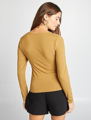 Camiseta con cuello cuadrado