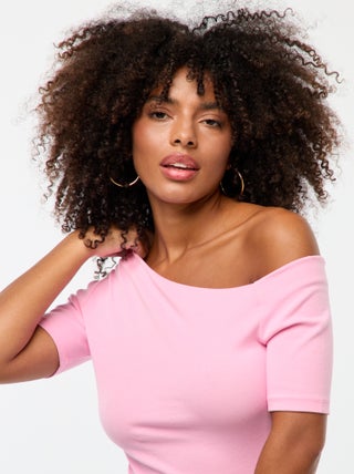 Camiseta con cuello de barco