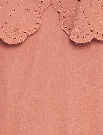 Camiseta con cuello de bordado inglés