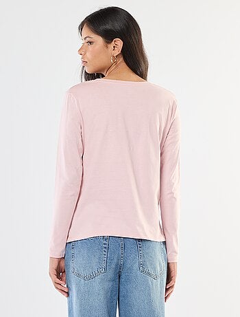 Camiseta con cuello de pico